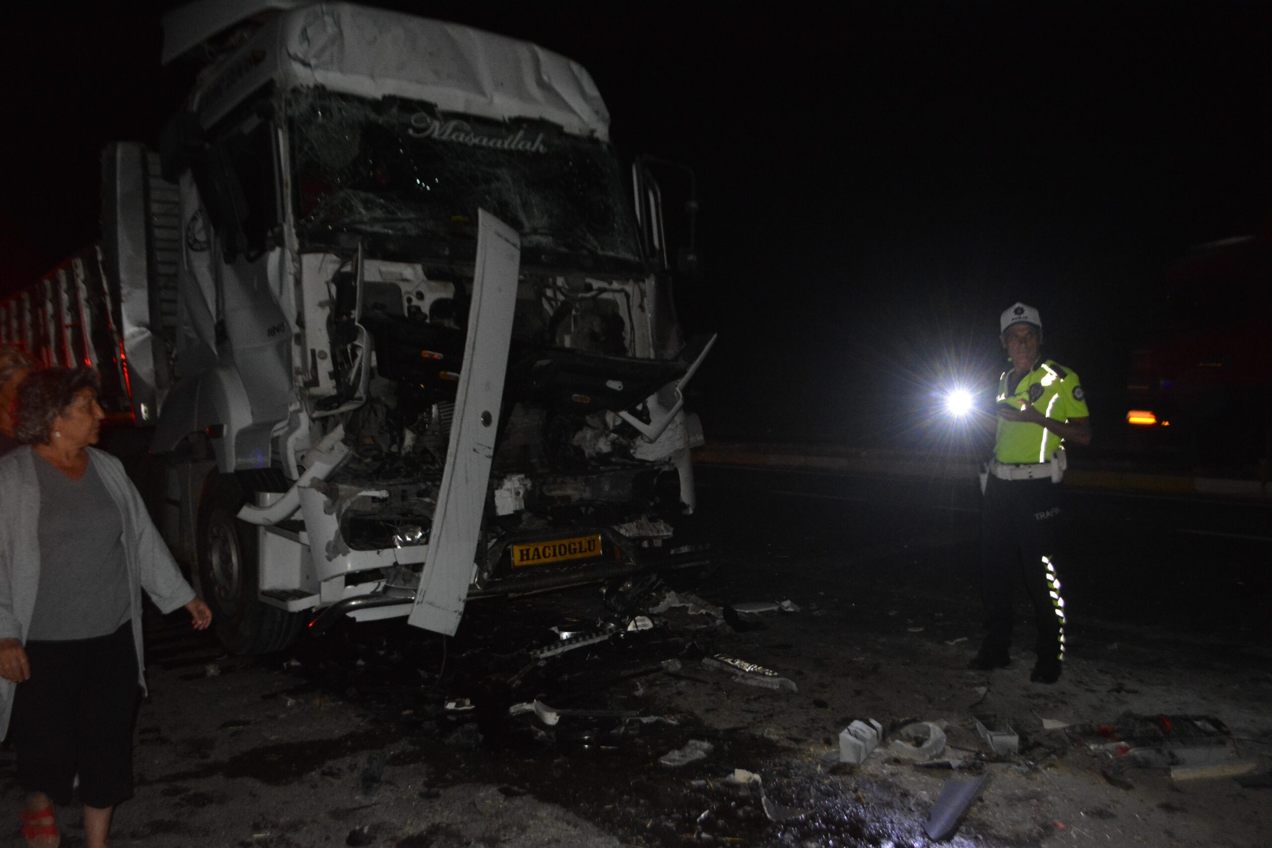 Zincirleme trafik kazasında kırmızı ışık ihlali: 1 ölü, 3 yaralı - Son Dakika Haberleri