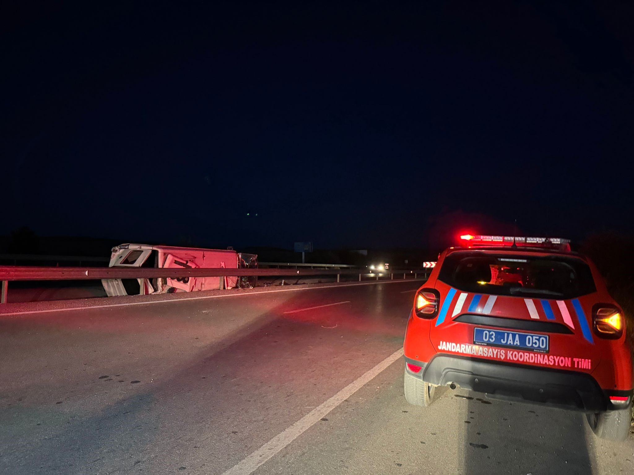 Afyonkarahisar'da trafik kazası: Yolcu midibüsü devrildi, 10 kişi yaralandı, 3'ü ağır durumda - En Son Haberler
