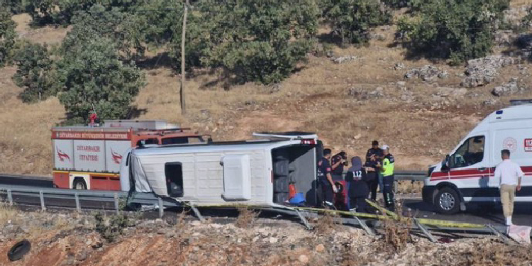 Amed'de ardışık kaza: Bir kişi öldü, 13 kişi yaralandı.