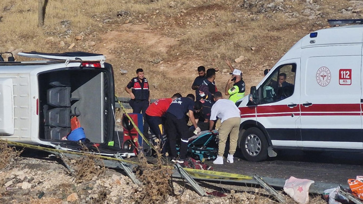 Diyarbakır'da korkunç kaza: Minibüs devrildi, 1 kişi hayatını kaybetti, 3'ü ağır 16 kişi yaralandı.