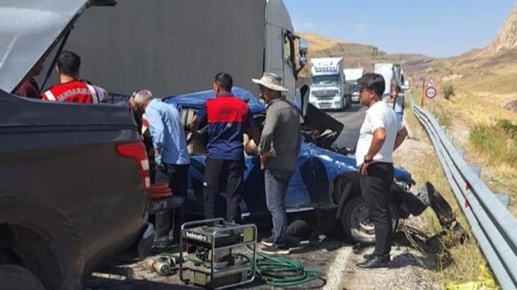 Hakkari-Van karayolunda trajik kaza: 4 kişi hayatını kaybetti, 2 kişi yaralandı.