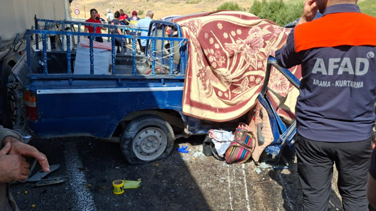 Hakkari'de 4 ölü, 2 yaralı olan feci kazada.