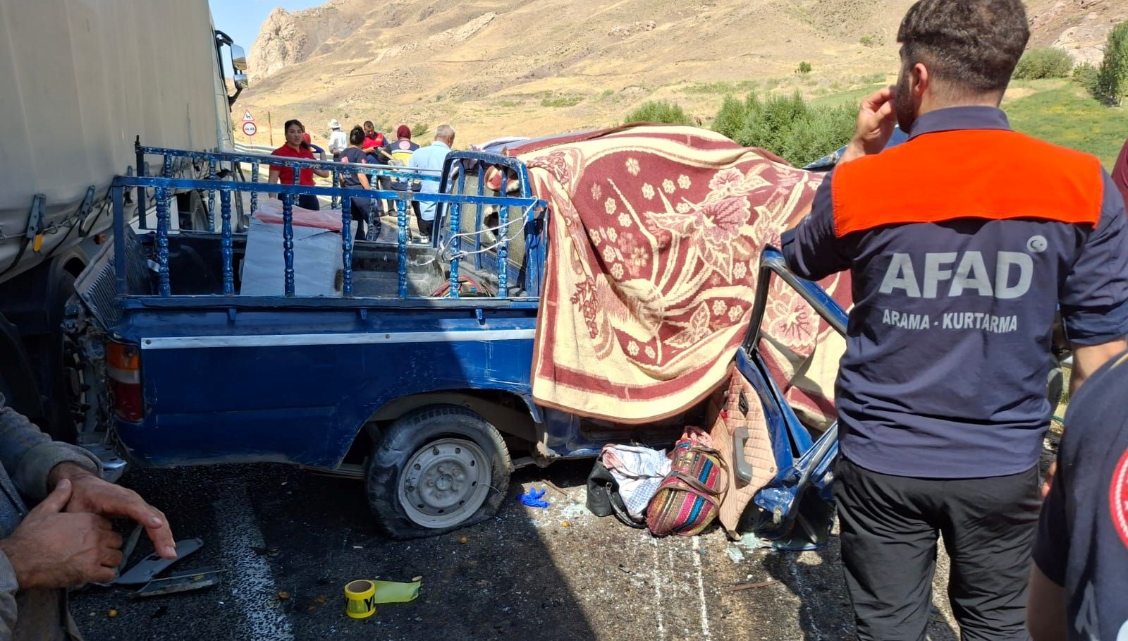 Hakkari'de trajik kaza: 4 kişi hayatını kaybetti, 2 kişi yaralandı.