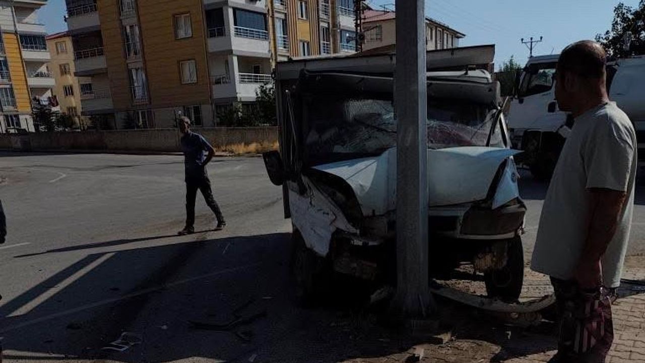 Sefer Hoca Caddesi'nde Kaza: 2 Kişi Yaralı