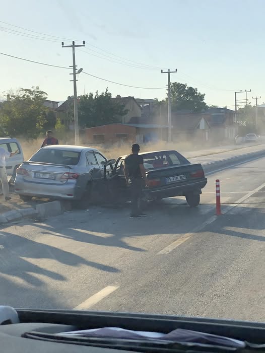 Afyonkarahisar'da Salar Kavşağında Korkunç Trafik Kazası: İki Araç Çarpıştı – Güncel Haberler