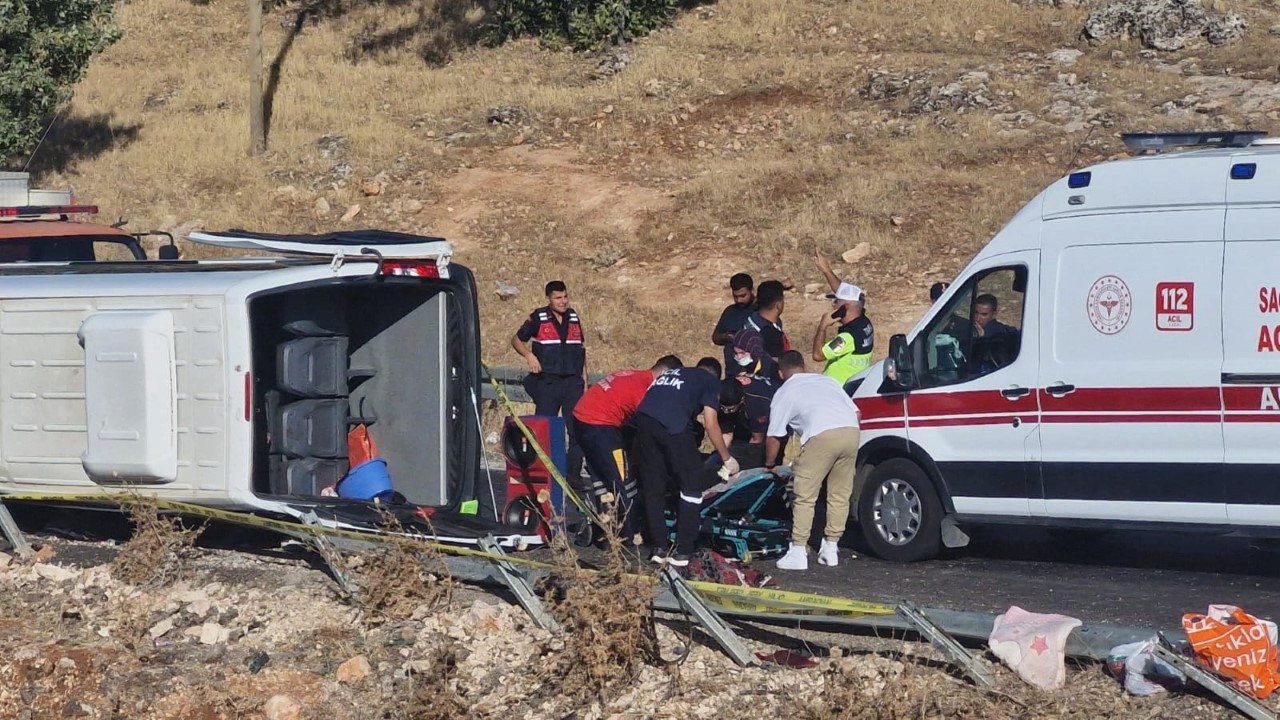 Diyarbakır'da minibüs kaza yaptı: Ölü ve yaralılar mevcut.