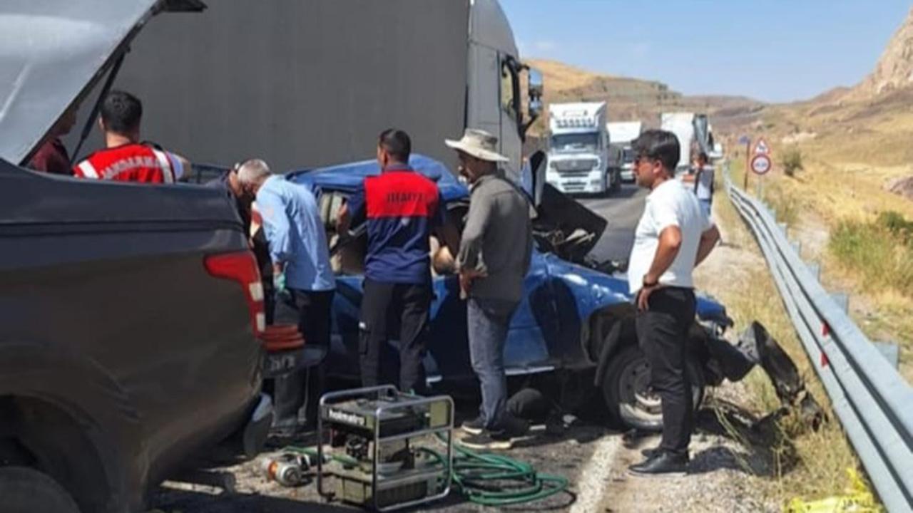Hakkari'de tır ile pikap çarpıştı: 4 kişi hayatını kaybetti, 1 kişi yaralandı.