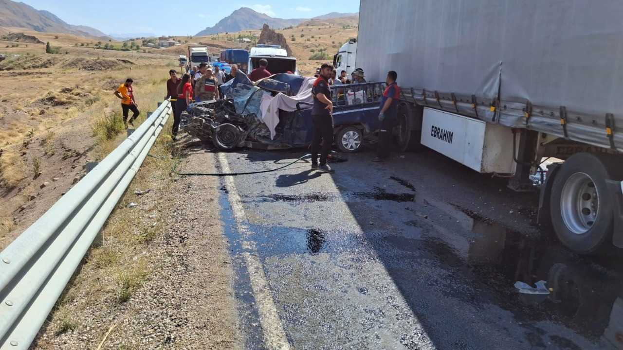 Hakkari'de trajik kaza: 4 kişi öldü, 2 kişi yaralandı.