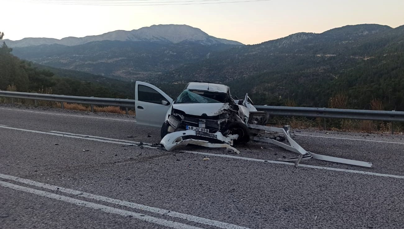 Muğla'da araç TIR ile çarpıştı: 1 kişi hayatını kaybetti.