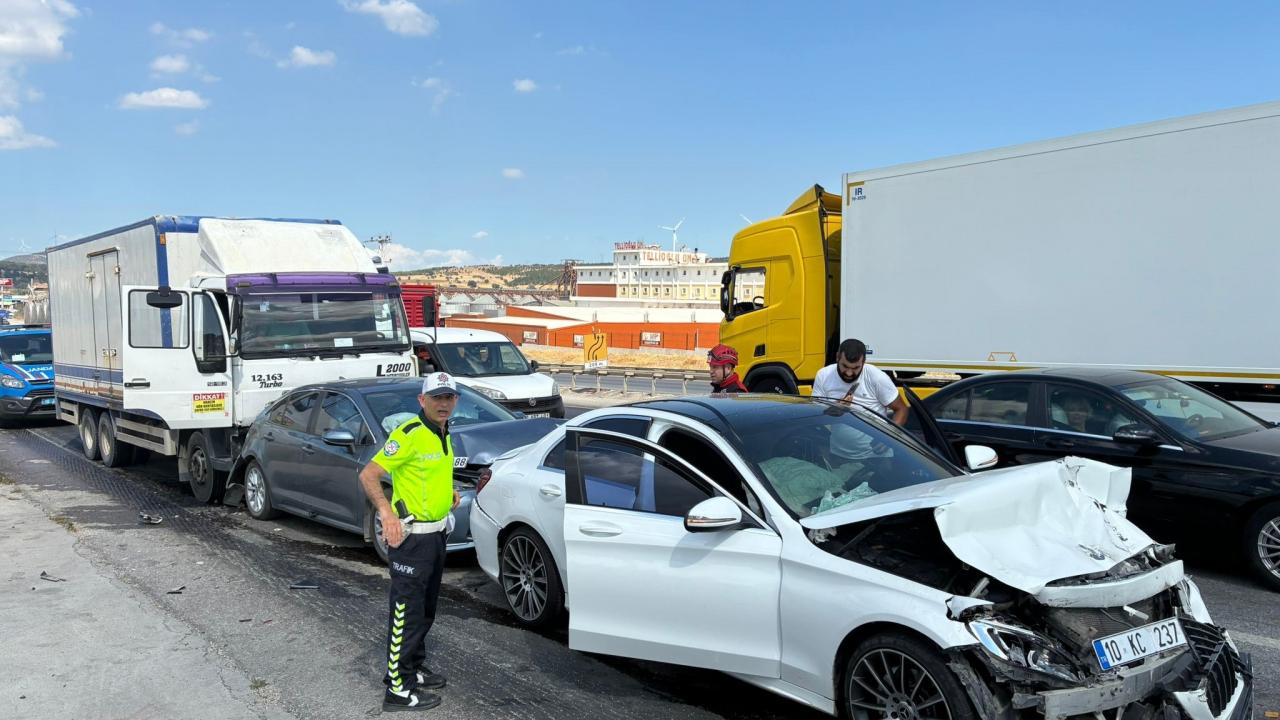 Balıkesir'de 4 araç arka arkaya kaza yaptı.