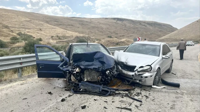 Kars'ta ardışık trafik kazası: Yedi kişi yaralandı.