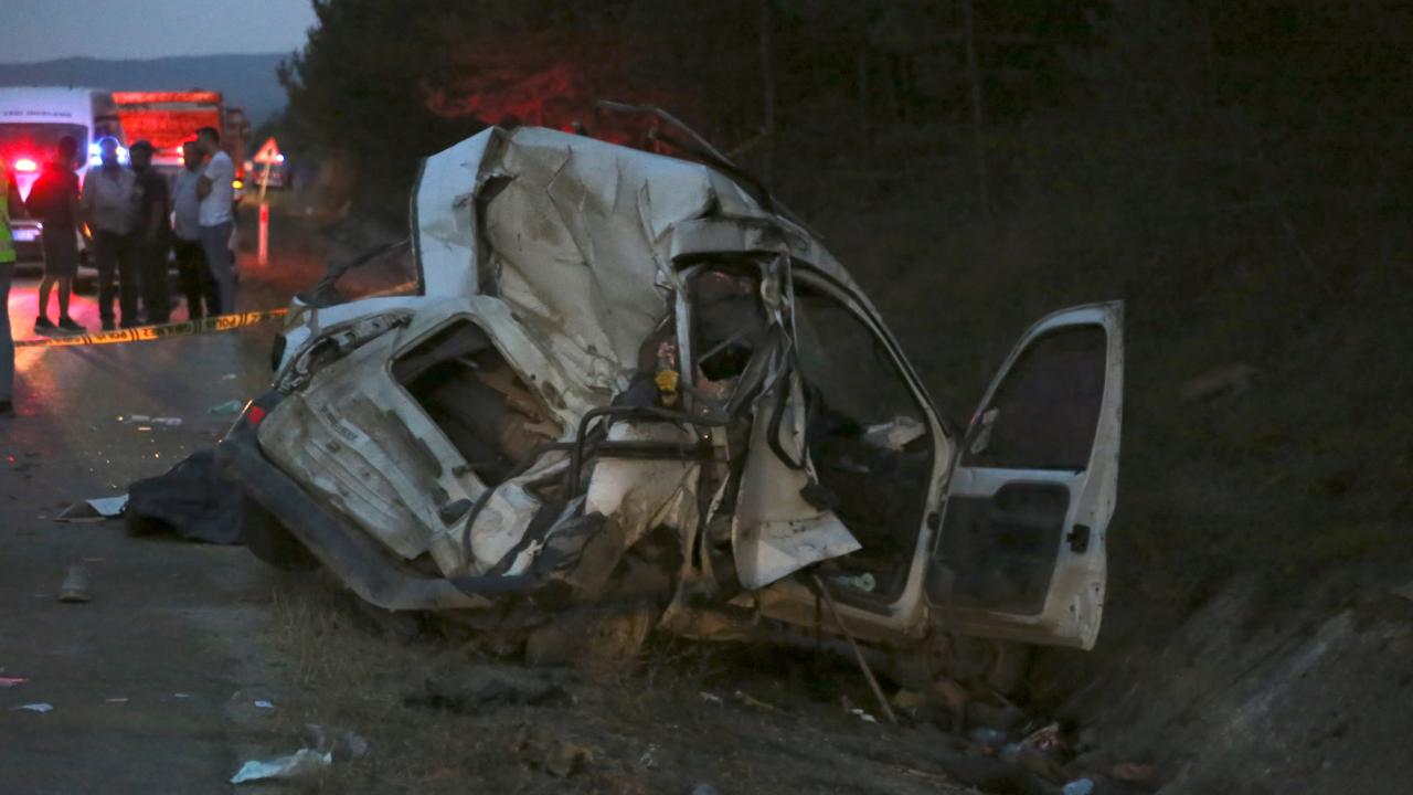 Kastamonu'da trafik kazasında 2 kişi hayatını kaybetti, 5 kişi yaralandı.