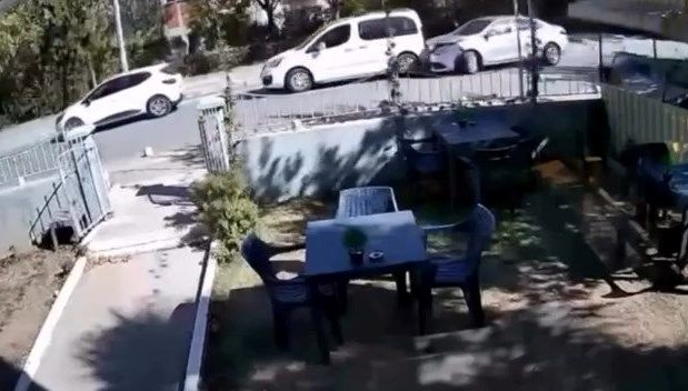 Bursa'da zincirleme kaza üç araç karıştı.