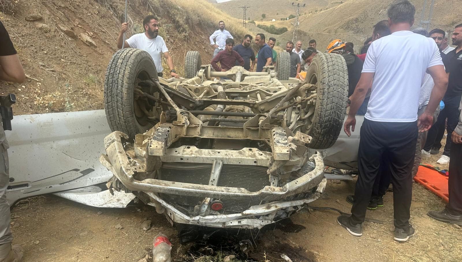 Hakkari'de meydana gelen trafik kazasında 3 kişi ağır şekilde yaralandı.