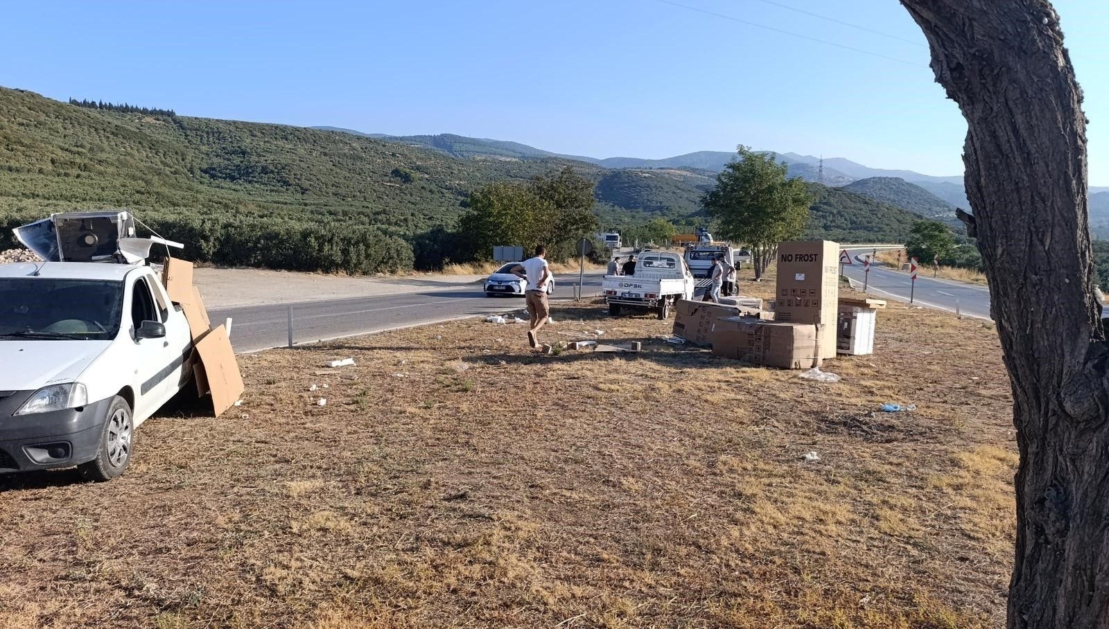 Kaza geçiren beyaz eşya taşıyan kamyonet: 1 kişi hafif yaralandı.