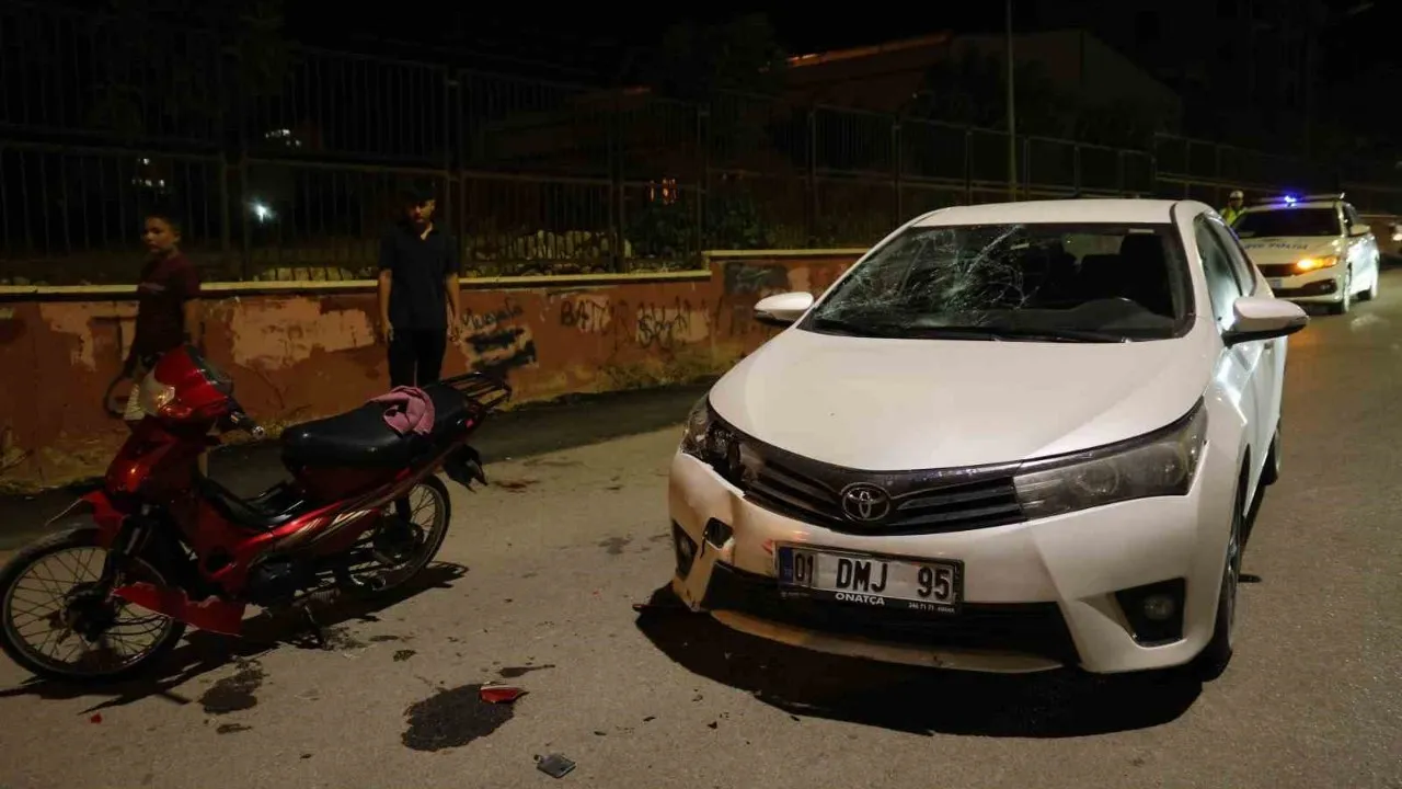 Kozan'da motosiklet kaza yaptı: İki genç, yaşları 15 olan, yaralandı.