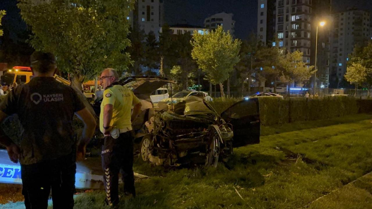 Kaza nedeniyle Kayseri'de otomobil tramvay yoluna girdi: 1 kişi hayatını kaybetti.