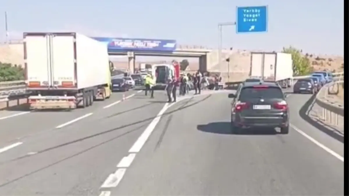 Kırıkkale'de kaza sonucu bir kişi hayatını kaybetti, dört kişi ise yaralandı.