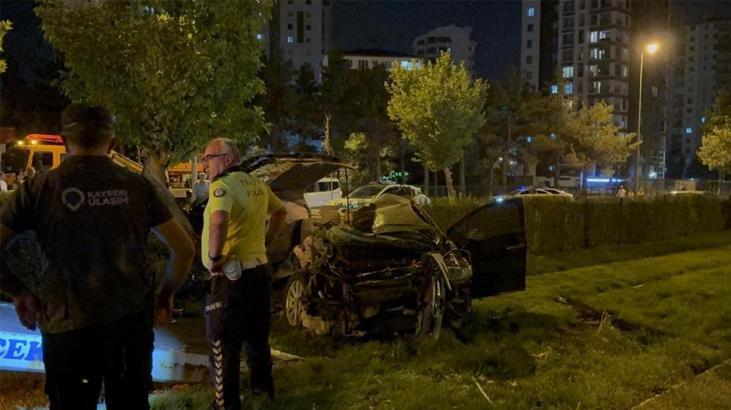 Korkunç kaza: Otomobil tramvay yoluna uçarak hurdaya döndü.