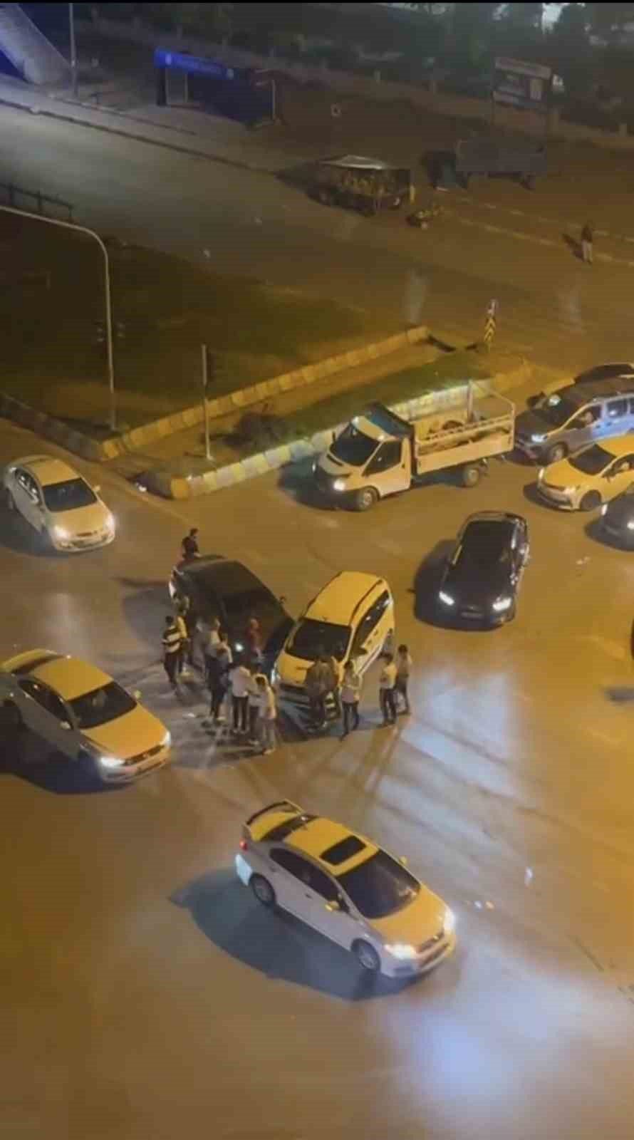 Muş'ta trafik çarpışması: Araçlarda maddi zarar meydana geldi.