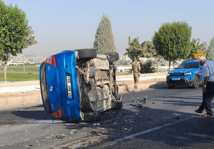 Şanlıurfa'da Akçakale Yolu'nda Kaza: Araç Devrildi, Yaralılar Bulunuyor