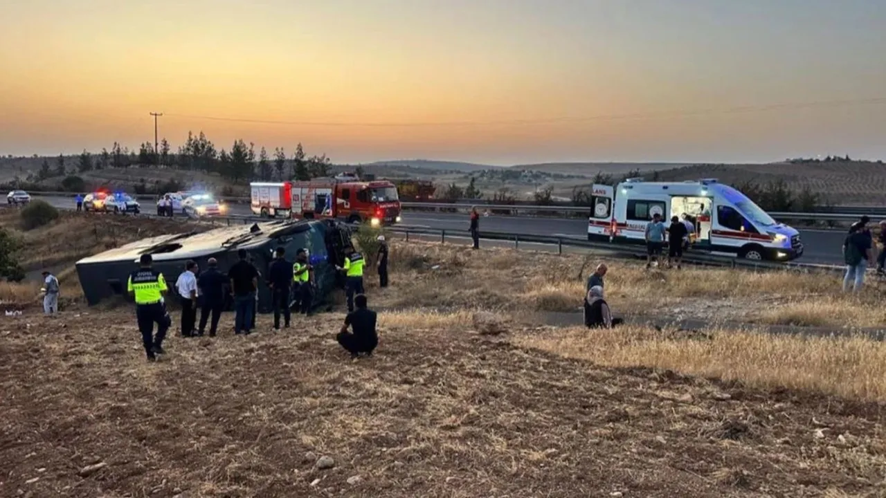 Van kalkışlı araç, Suruç’ta devrildi: 27 kişi yaralı