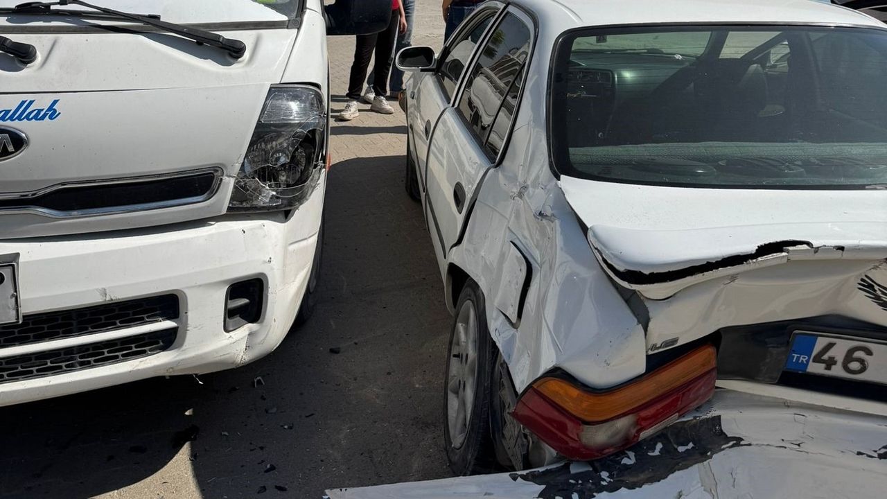Güvenlik kamerasında üç aracın karıştığı trafik kazası görüntülendi.