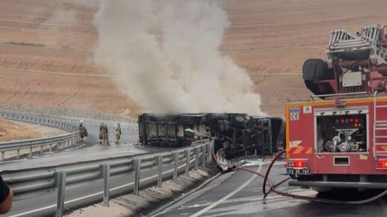 Şırnak'ta korkunç kaza: Devrilen TIR alev aldı, sürücü yaşamını yitirdi.