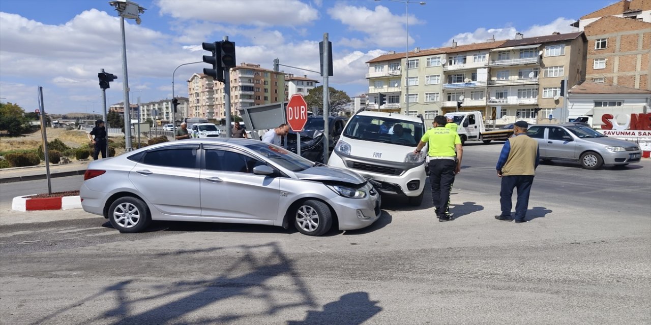 Sungurlu'da meydana gelen zincirleme kazada, 3 araç çarpıştı ve 2 kişi yaralandı.