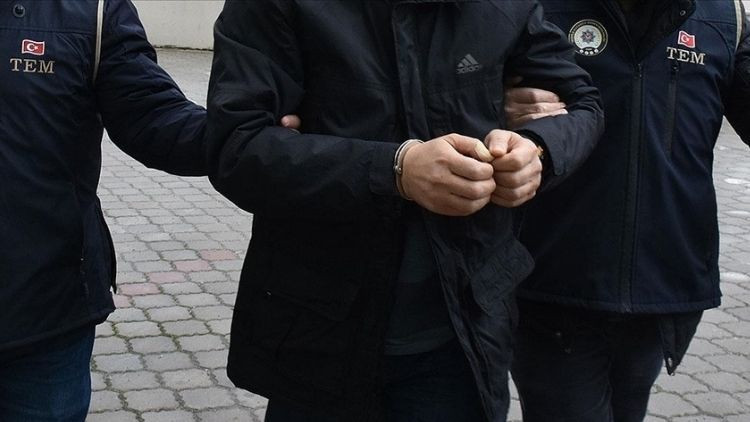 Ağır ceza mahkeme hakimi, bir kişinin ölümüyle suçlanarak tutuklandı.