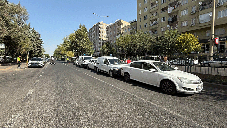 Diyarbakır'da beş araç karıştı zincirleme trafik kazası oldu.