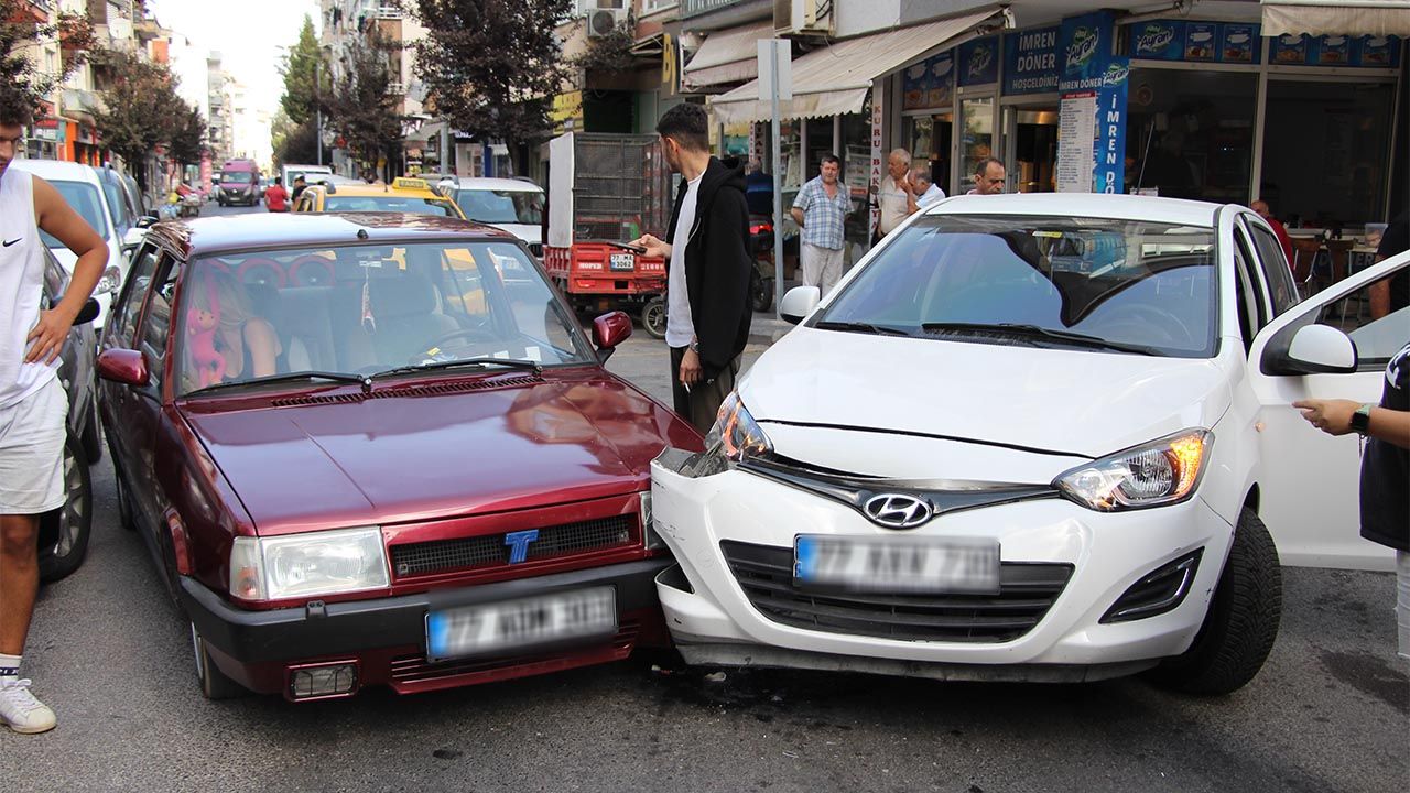 Trafik Kazası İsmet Acar Caddesi'nde: Şanslı Bir Şekilde Sonuçlandı!