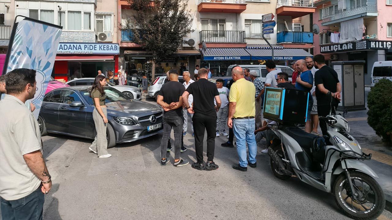 Yalova'da Kurye, İki Aracın Arasında Sıkıştı.
