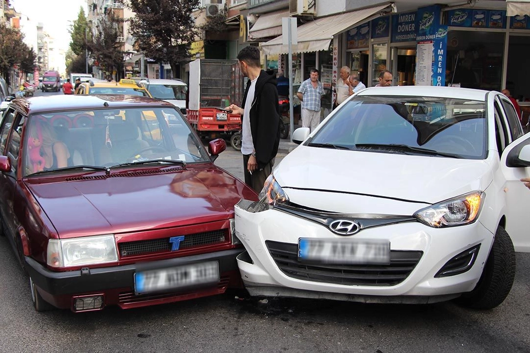 Yalova'da maddi hasarlı bir araç kazası yaşandı.