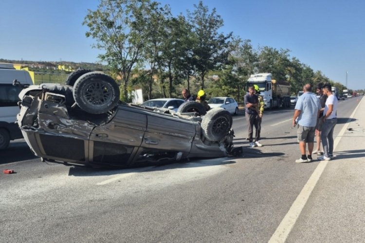 Bursa'da trafik kazasında takla atan araçta 2 kişi yaralandı!
