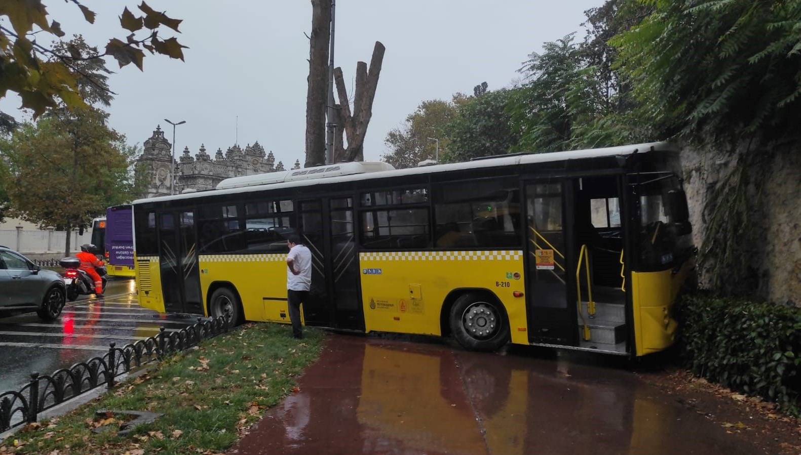 İstanbul'da iki semtte İETT otobüsü kaza yaptı.