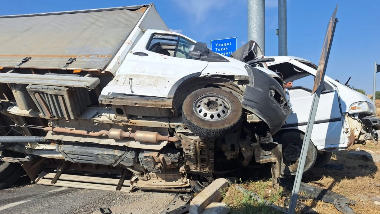 Kavşakta ciddi kaza: 2'si önemli 5 kişi yaralandı.