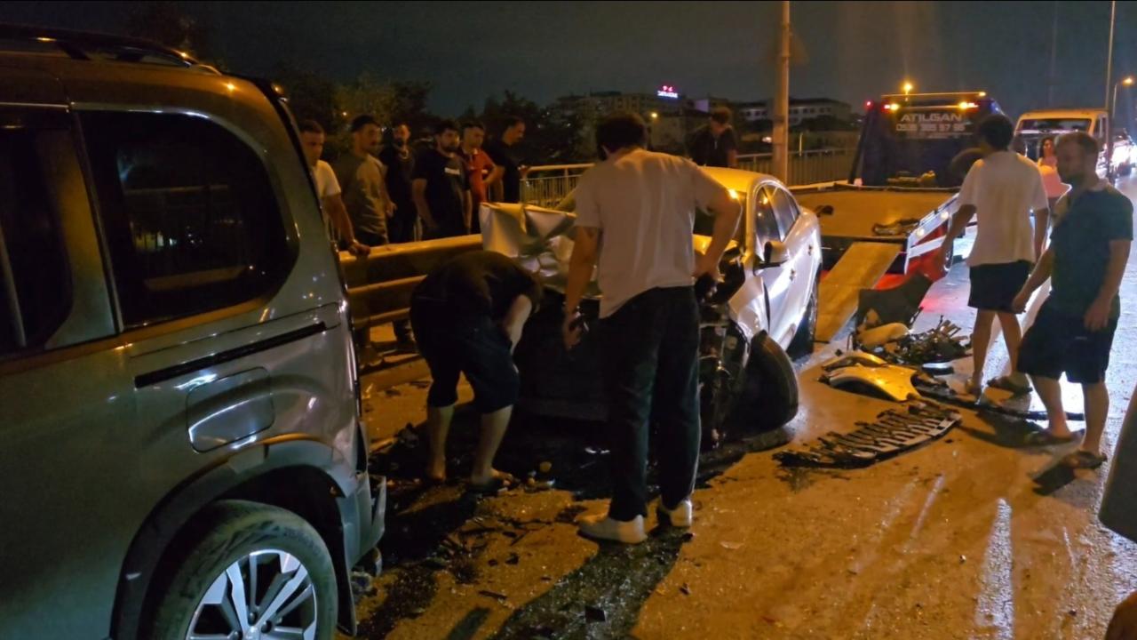 Sancaktepe'de zincirleme trafik kazasında 8 araç karıştı.