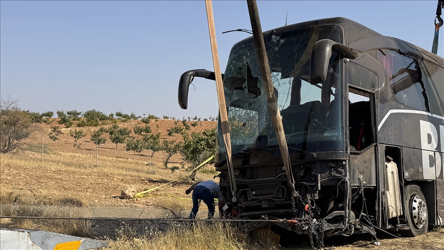 Şanlıurfa'da devrilen otobüste 30 kişi yaralandı.