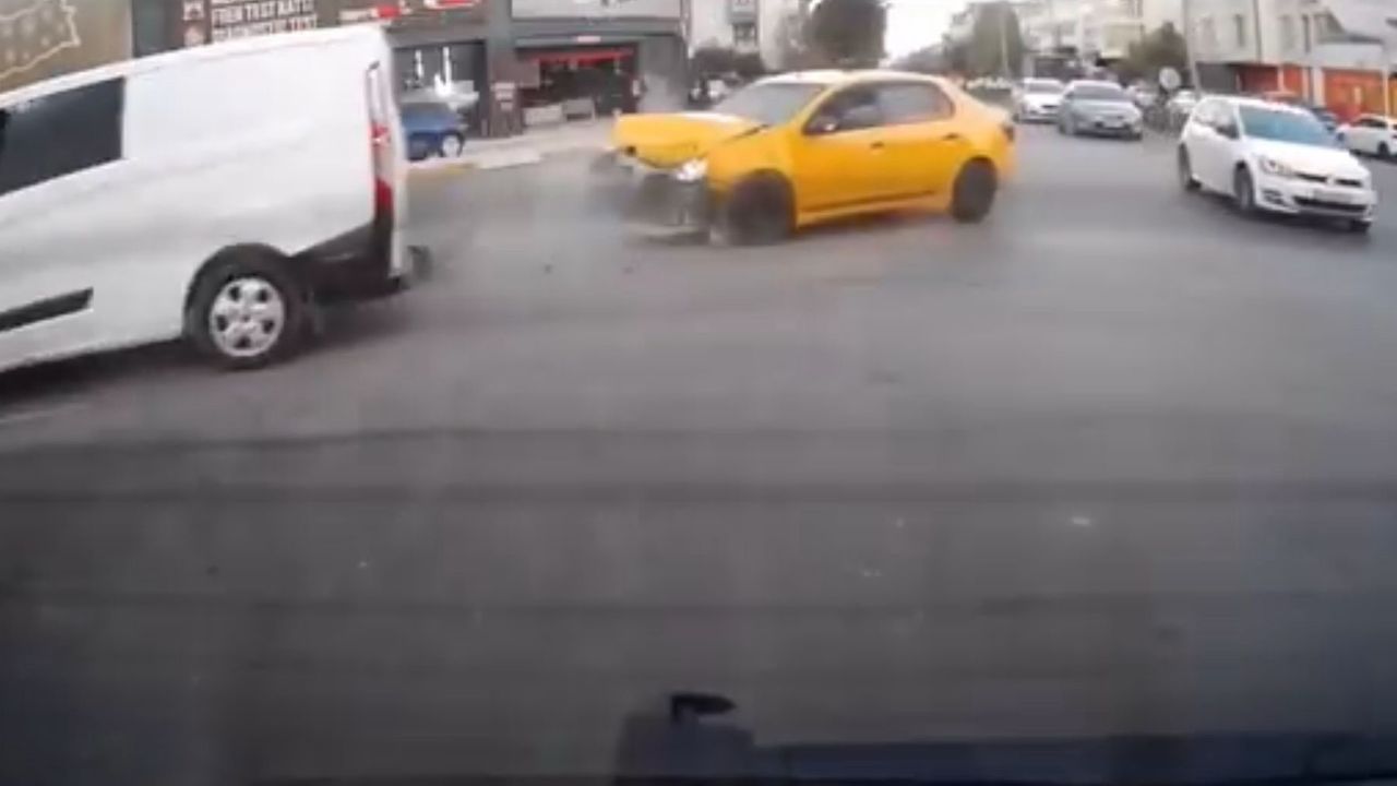 Trafik Kazası Kavşakta Görüntülendi