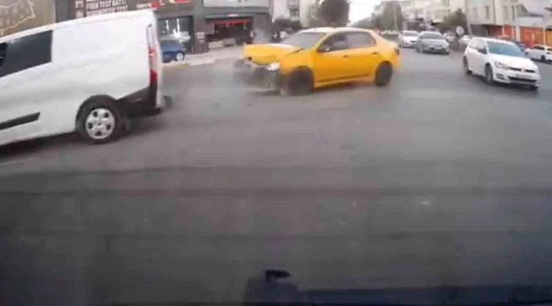 Elazığ'da meydana gelen trafik kazası kamerada görüntülendi.