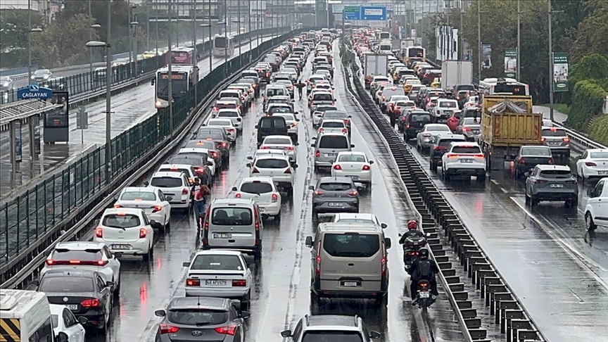 İstanbul'daki trafik yoğunluğu yüzde 80'e çıktı.