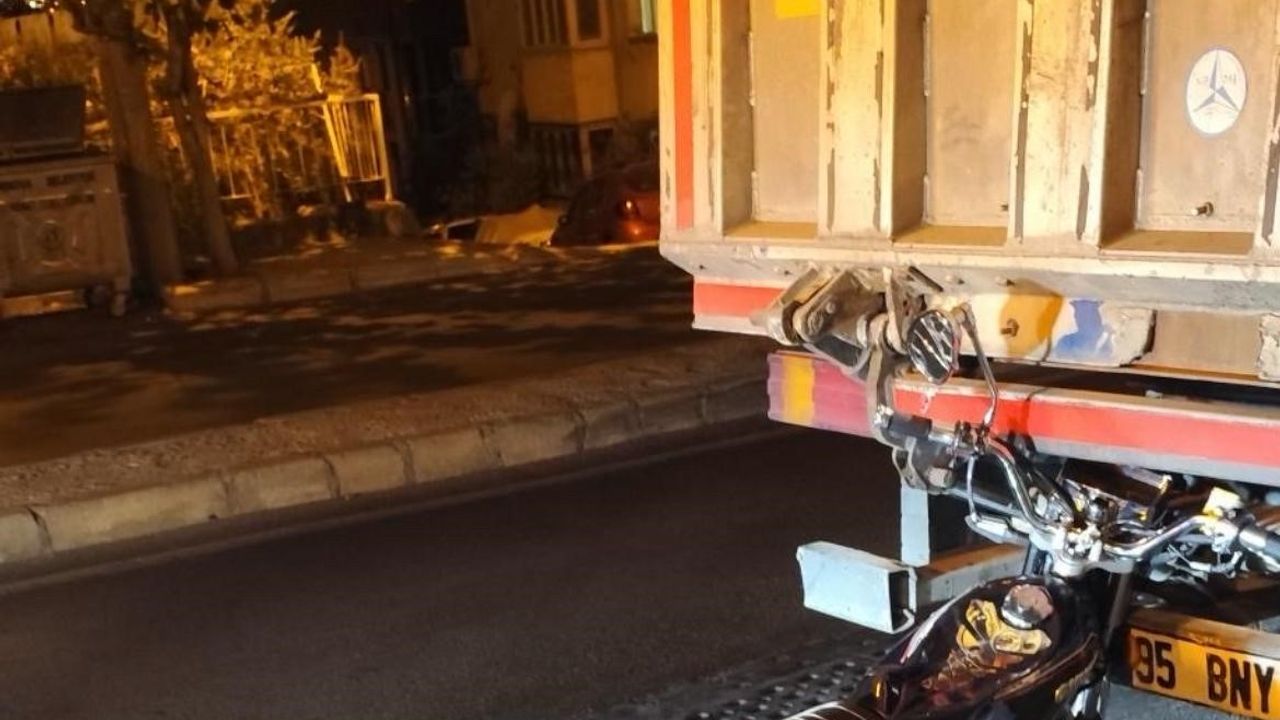 İzmir'de meydana gelen motosiklet kazasında bir kişi hayatını kaybetti, bir kişi yaralandı.