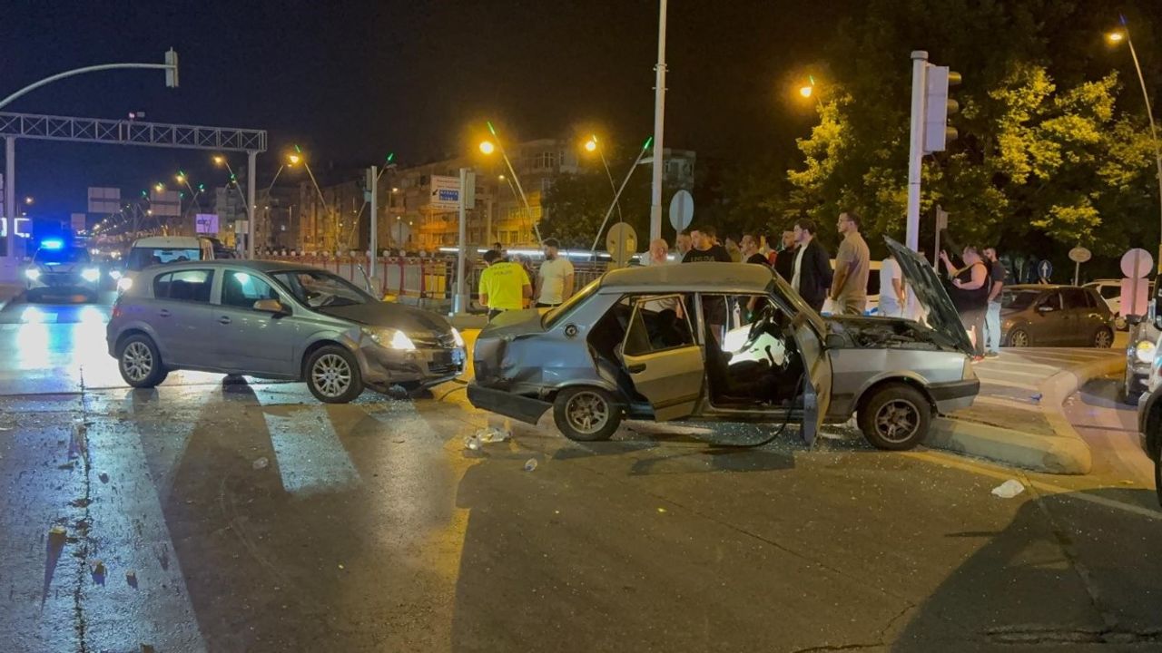 Kaza sonucu otomobil Kayseri'de kıvrıldı: 3 kişi yaralandı.