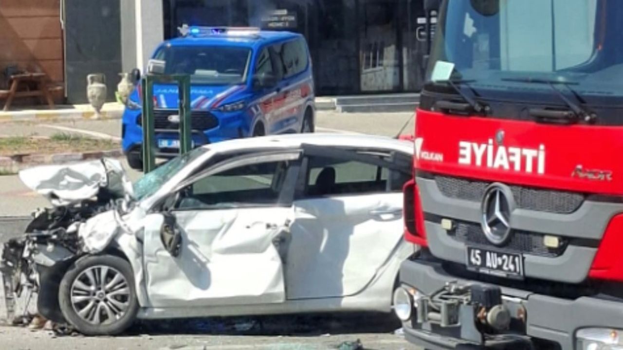Akhisar'da patlayan lastik kaza getirdi: 1 ölü, 3 yaralı