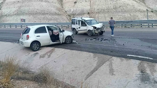 Kazada dört kişi araç çarpışmasından yaralandı.