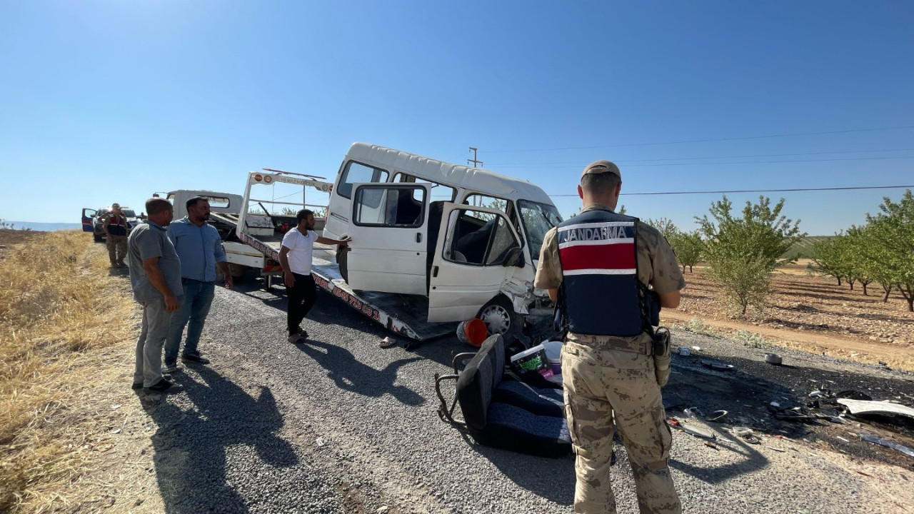 Minibüs kaza yaptı, işçiler yaralandı.