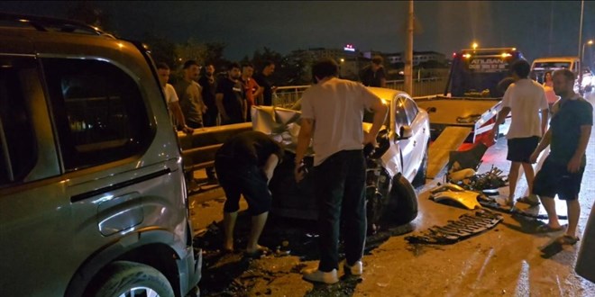 Sancaktepe'de 8 araç karıştığı zincirleme trafik kazası meydana geldi.