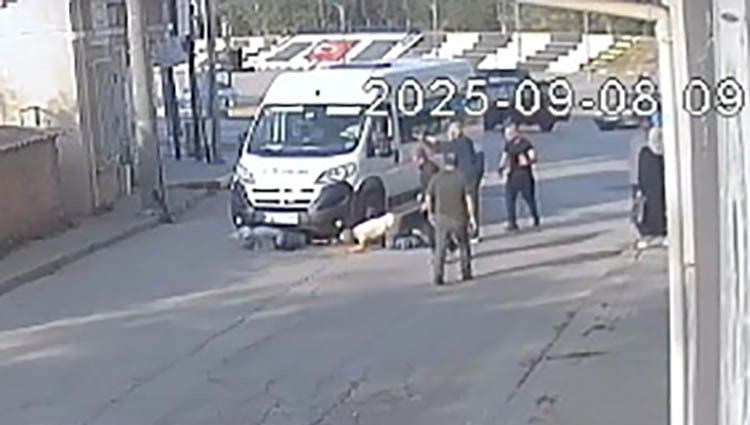 Anne ve oğlu, Tekirdağ'da meydana gelen korkunç kazada işçi servisinin altında kaldı.