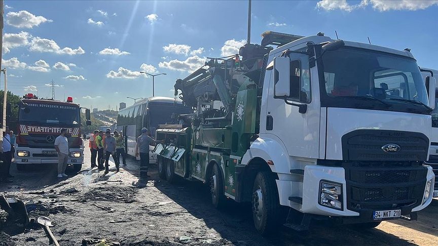 Küçükçekmece TEM Otoyolu'nda zincirleme kazada 1 ölü, 16 yaralı var.